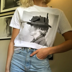 Tröja med tryck  - Så snygg T-shirt med tryck! Frakt på 50 kronor tillkommer. 