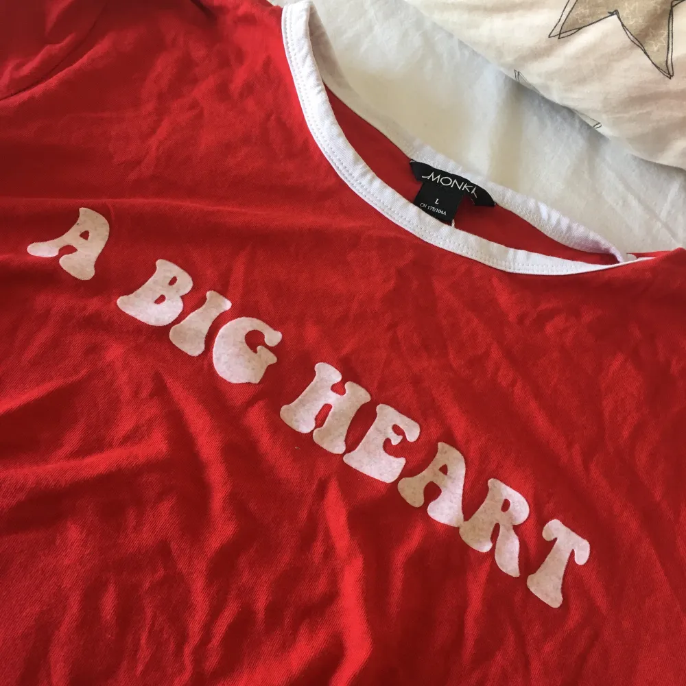 En skön röd T-shirt med texten ”A big heart” i lite av en 60/70-tals font. Använd väldigt få gånger, storleken är L men jag som är S passar i den ändå. Frakt: 22 kr. T-shirts.