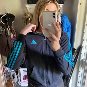 Adidaskofta - Säljer denna superfina adidaskofta för den är lite för liten för mig, står L men skulle säga lite mindre S