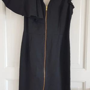 Rodebjer - svart klänning - Nyskick, använd en gång. Asymmetrisk modell med bra passform. Normal strl. M.