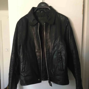  - Skinnjacka i äkta skinn. Kvalitetsdragkedjor från YKK.  Storlek S och jackan är i gott skick 