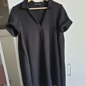 Klänning Zara, storlek M - Klänning från Zara i storlek M, möjligt lite liten i storleken. Sparsamt använd. Har sprättat upp sömmarna vid ärmen så att man även kan ha dom nedvikta. 100% polyester. Frakt tillkommer 