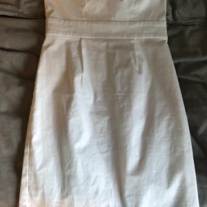 Vit klänning nyskick - Storlek XS/34 - aldrig använd - Nyskick - perfekt som studentklänning - köparen står för frakt - Mer bilder kan ordnas