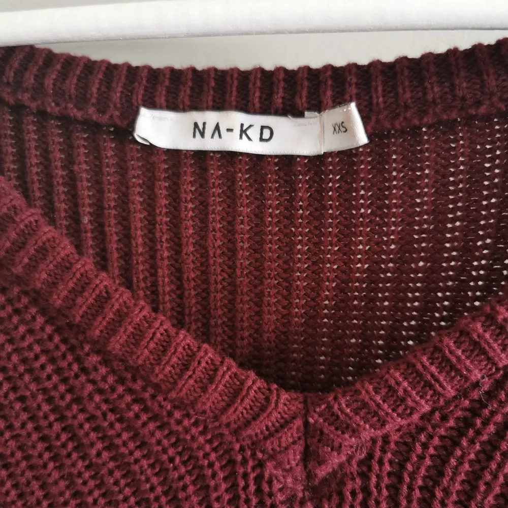 Stickad vinröd tröja från NA-KD, i princip oanvänd. Köparen står för frakt. . Tröjor & Koftor.