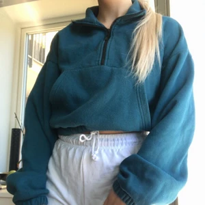 Croppad Sweatshirt - Croppad blå sweatshirt, endast använd en gång! Super skönt material. Frakt blir ca 70 kr 💙