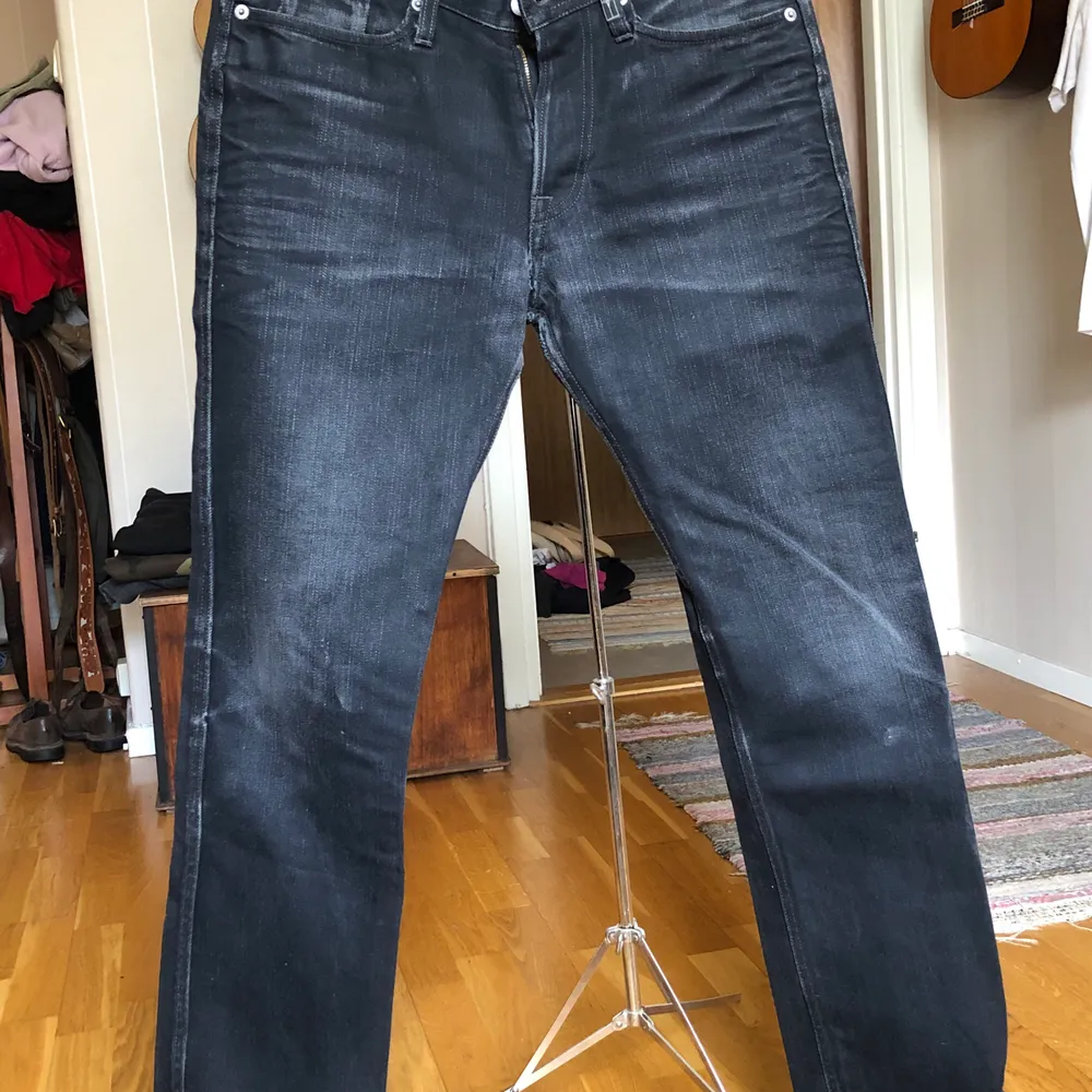Grymt snygga svarta jeans från Stone Island denims. Både en otroligt fin passform och slitning. Storleken är W30. Nypris ca 2000kr.. Jeans & Byxor.