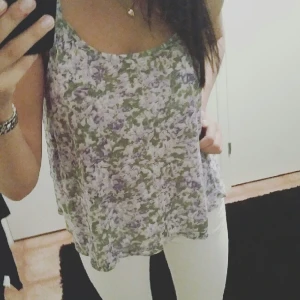  - linne från bikbok i xs, knappt använt. jättefin öppen rygg! 