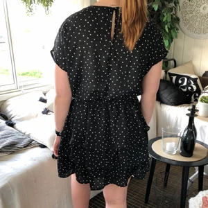 Klänning - Volangklänning från Gina tricot i storlek 42, liten i storlek då personen på bilden har storlek S, 36 i vanliga fall!😊 100kr plus frakt som köparen står för!