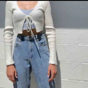  - Super söt trendig top från Boohoo där den är slutsåld. Använd fåtal ggr, i mkt bra skick!  Buda!🦋 Frakt tillkommer(44kr)