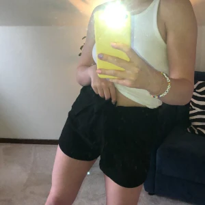 Kostym shorts - Skitsnygga kostym shorts från bikbok i strl S. De har två band så man kan knyta åt i midjan 🕺🏼🕺🏼🕺🏼 Suuupersköna till sommaren 🦋🦋🦋