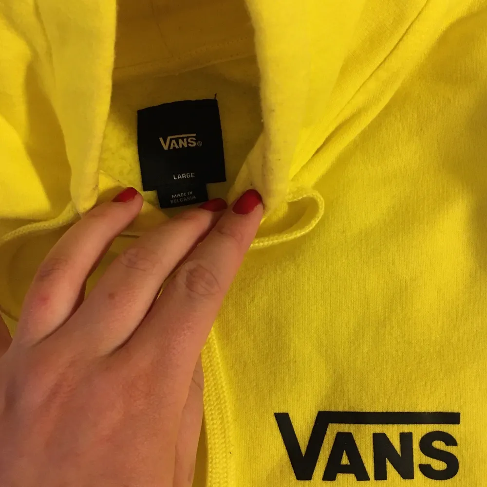 Oanvänd, perfekt skick! Snygg citron gul hoodie från Vans, strl L men sitter snyggt oversize på mig med M (är 176 cm). 200 + frakt/porto. Tröjor & Koftor.