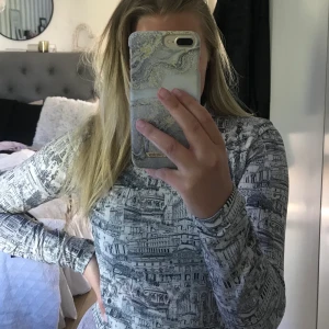 Polo - Super fin långärmad, dekorativ topp med polokrage. Säljer på grund av att den tyvärr inte kommer till användning+endast använd ett fåtal gånger. Köparen står för eventuell frakt (pris kan diskuteras)☺️