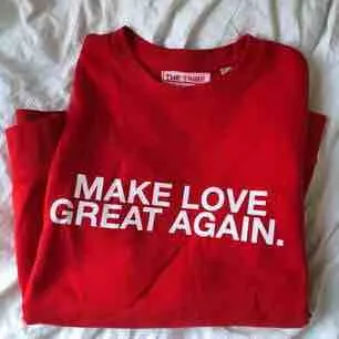 MAKE LOVE GREAT AGAIN ❤️ Cool tröja i bra skick som tyvärr inte kommer till användning för mig. Köpt i Berlin för 400 kr. Passar både medium och small, på mig som är small sitter den lite oversize. Köparen betalar frakt eller möts upp i Stockholm! . Tröjor & Koftor.