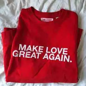 MAKE LOVE GREAT AGAIN ❤️ Cool tröja i bra skick som tyvärr inte kommer till användning för mig. Köpt i Berlin för 400 kr. Passar både medium och small, på mig som är small sitter den lite oversize. Köparen betalar frakt eller möts upp i Stockholm! 