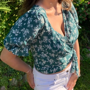 Blus strl S - Jättesnygg blus nu till sommaren i storlek S. Den är VÄLDIGT snålt använd! Intressekoll med startpris på 120kr exklusive frakt men kan även mötas upp i Göteborg 🌸⚡️⚡️ 