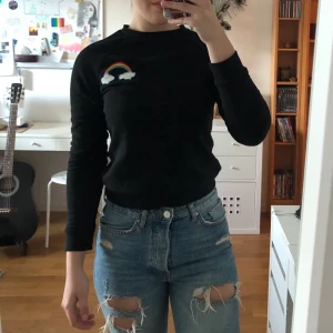 Tröja med regnbåge - Så fin långarmad tröja från H&M som tyvärr är förliten på mig🌈
