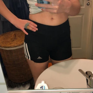 Svarta adidas shorts - Svarta adidas shorts i stl XS som tyvärr blivit för små för mig.