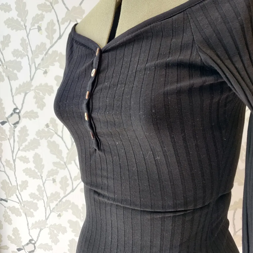 Ribbad svart klänning från Nelly trend, endast använd 1 gång, storlek 36. 200kr +frakt. Klänningar.