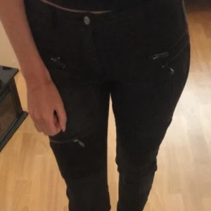 Byxor från ONLY - Byxor från Only med kedjor och detaljer. Strl 34, men de är rätt strechiga och passar absolut en 36a med. ❤️