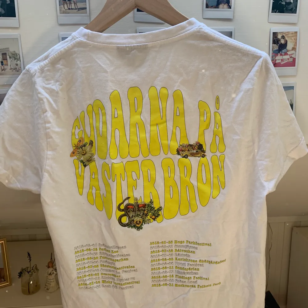 Hov1 merch från gudarna på Västerbron år 2018. Jättefint skick i storlek S. Kan mötas i Uppsala annars står köpare för frakt💗💗. T-shirts.