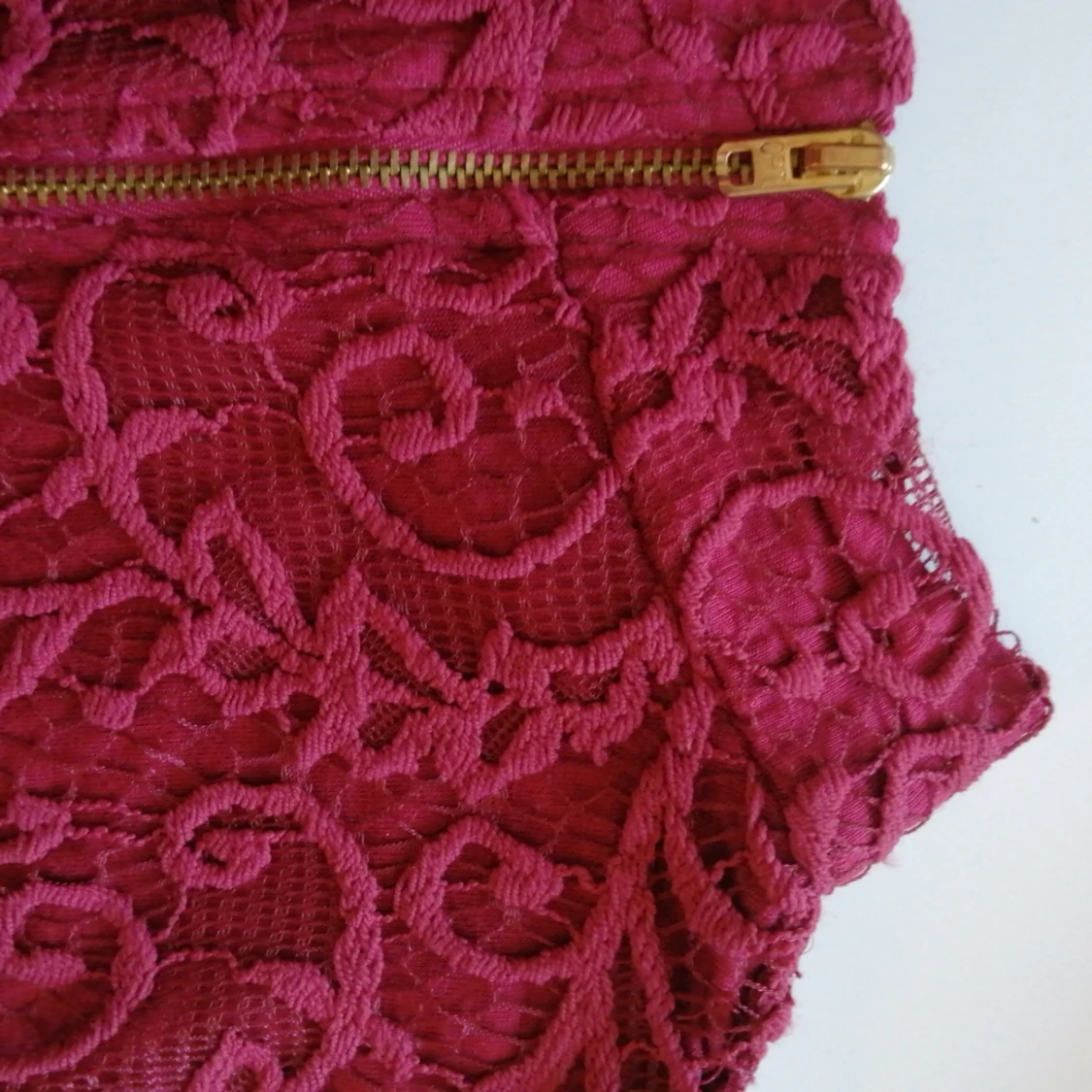 Vinrött Linne med spets och hög krage - 91