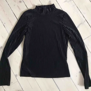  - Svart polo med sammetsränder. Väldigt fräck. 