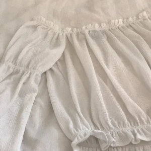 Rtiktigt snygg topp! - Vit topp perfekt till sommaren med små fina volanger!