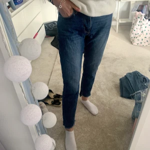 Blåa jeans - Säljer dessa jeans från bikbok, inköpta slutet av 2019. Ett par jeans med slitningar ner till. 