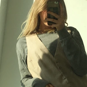 VÄST - Jätte fin väst som går o stajla på massa olika roliga sätt🥰, Storlek 45 men funkar även bra på mig med S så beror på hur du vill att den ska sitta