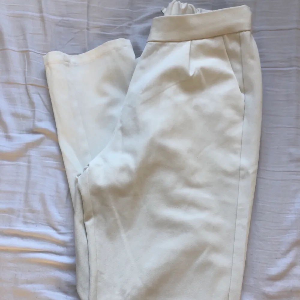 Vita kostymbyxor liknande från Nelly i storlek 34 modellen heter ”the it chinos” några fläckar som syns i vissa ljus, har ej provat tvätta bort. Skriv vid frågor. Frakt tillkommer, pris går att diskutera . Jeans & Byxor.