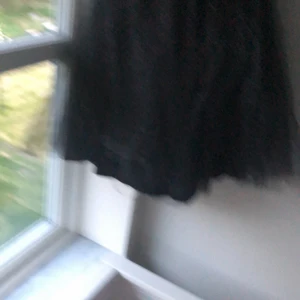 Glittrig kjol - Helt ny glittrig kjol! Funkar för XS-M! Den är väldigt lång och ner till knäna för mig! Superfin och helt ny! Den finns inte i sverige och var köpt i Sydkorea!