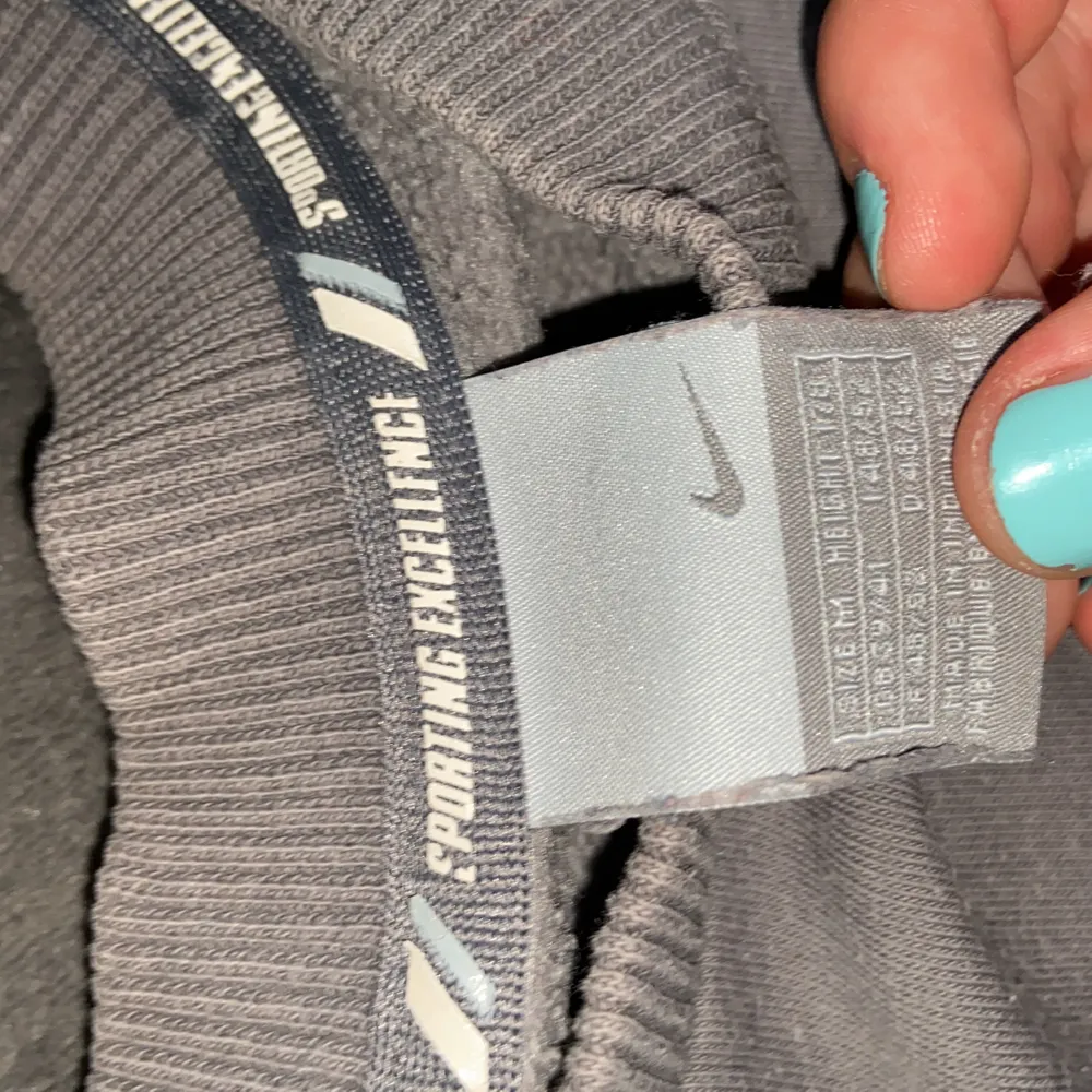 Grå tjocktröja från Nike med stripes på ärmarna. Riktning skön tröja med bra passform. Passar till nästintill allt och priset bestämd av köpare. Hoodies.