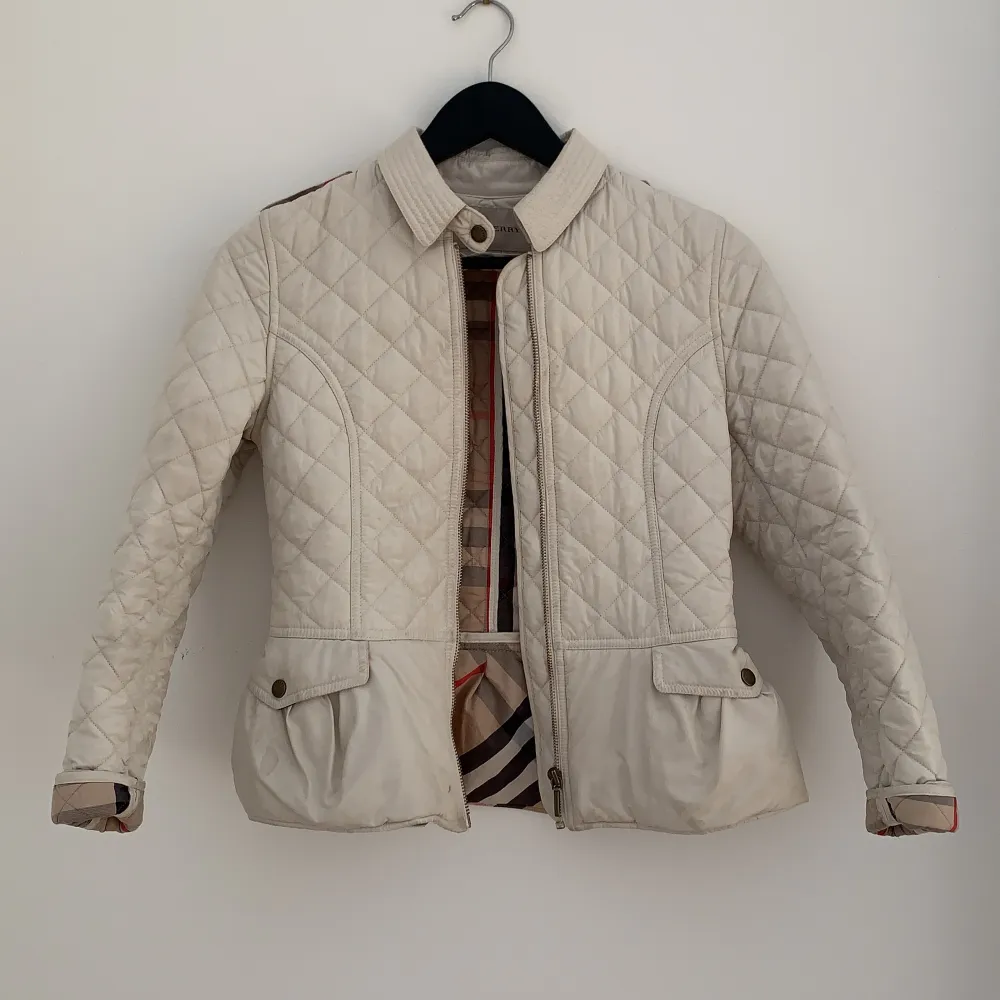 A Burberry jacket in perfect condition that has barley been used. . Jackor.