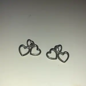 Säljer dessa hjärtörhängen från Blomdahl. Utan nickel. Aldrig använda (förutom på bilden)! 