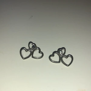 Fina örhängen - Säljer dessa hjärtörhängen från Blomdahl. Utan nickel. Aldrig använda (förutom på bilden)! 