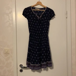 Somrig klänning  - Somrig känning. Längden kommer lite över knäna. Storlek 38. Frakt på 22kr