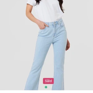 Utsvängda jeans nakd  - Säljer ett par jättefina jeans från nakd slm jag köpte här på plick