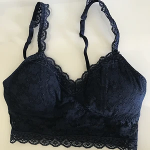Mörkblå bralette - Superfin mörkblå vadderad bralette i spets! Är jättefin att ha under lite genomskinligare toppar, skjortor eller under en oversized kavaj😍 Storlek small! Superfint skick❤️