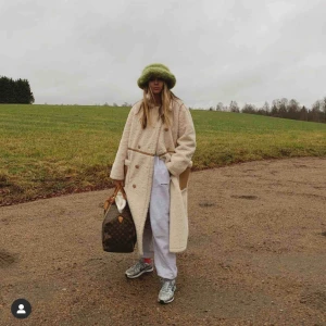 Standstudio jacka - Använt 1 gång men säljer pga för liten storlek. Den är S men är oversize nypris 3500kr   