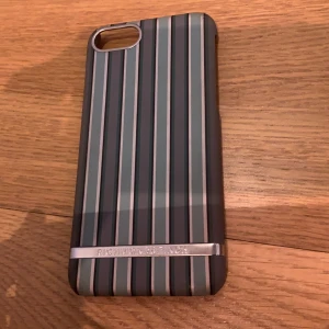 Skal till iPhone 6/7/8 - Varsamt använt men har lite missfärgningar, se bild 2. Köparen står för frakt.