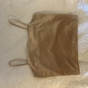 Kort linne  - Jätte fint linne i typ velvetmaterial. Lite kortare i modellen. Använd ett fåtal gånger då den var för liten för mig. 