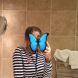 Comme des garcons / Play tröja❤️ - Intressekoll på finaste cdg tröjan som tyvärr inte kommer till användning. Nästintill aldrig använd. Frakt inkl.💓 Strl M men är liten, så skulle säga att den passar någon som har XS/S