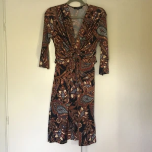 Klänning ilse Jacobsen storlek M - Världens finaste klänning från ilse Jacobsen. Den kramar om figuren på ett sjukt vackert sätt. Fräscht skick