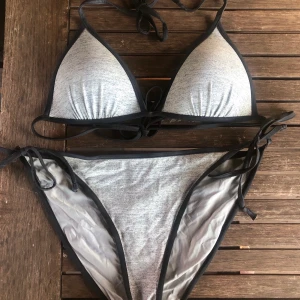 Bikini set - Grå bikini set, överdel storlek 34, underdelen i 38. -FRAKTEN INGÅR I PRISET!!💜💜