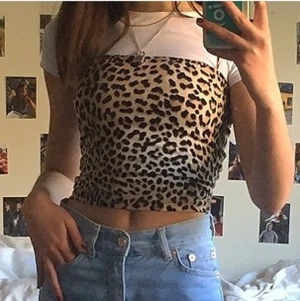 Leopard linne - Supersnyggt linne med leopardmönster!! najs både över en t-shirt och självt :p