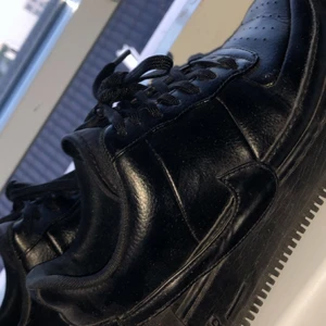 Nike air Force 1 - Dem är i jättebra skick, använda i va 4/5 månaders tid, stl 37,5 passar även 38/39, PRO kan diskuteras vid snabb affär, dem är inte vita där nere bara blixten som gör det vitt!) önskas det fler bilder skriv bara! Ny pris 1199kr.