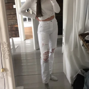 American Eagle mom jeans - 90s Mom Jeans från American Eagle, supersnygga men köpte tyvärr fel storlek. Aldrig använda. Storleken American Eagle size 0 long, vilket är XS typ. 