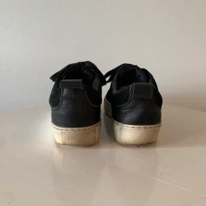 Svarta sneakers! - Använda men fortfarande fina därav billigt pris, rengöra självklart noggrant inför frakt