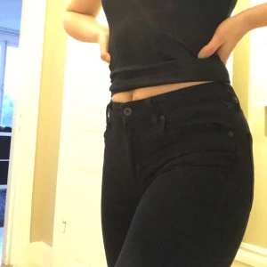 Levis jeans - Svarta Levis 721 highrise skinny jeans i strl 27! De är för små för mig, men annars superfina!⚡️ 