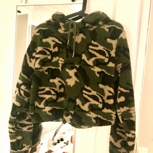 Kamouflagemönstrad hoodie i teddy - Jättesnygg hoodie i cropped design! Använd fåtal gånger ✨ Frakt tillkommer, skicka meddelande för mer info 💖